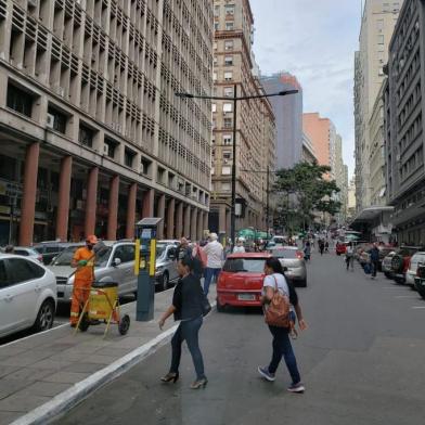 Movimento no Centro Histórico um dia antes da flexibilização de abertura do comércio por decreto da prefeitura de Porto Alegre<!-- NICAID(14492315) -->