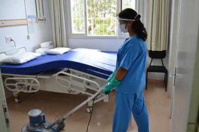 Conheça a rotina de quem limpa os hospitais de Caxias  durante a pandemia de coronavírus. O setor de Higienização do Hospital Virvi Ramos conta com 24 funcionários e a Lavanderia 16. A equipe foi reforçada com o aumento da demanda. Todos receberam capacitação para o uso dos equipamentos e orientações sobre a doença:<!-- NICAID(14487358) -->