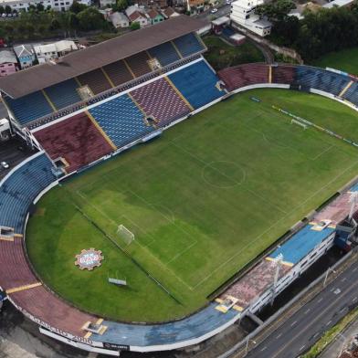 CAXIAS DO SUL, RS, BRASIL, 18/02/2020. Vista aérea do estádio Francisco Stédile, mais conhecido como Estádio Centenário. Ele serár palco do único jogo da final da Taça Cel. Ewaldo Poeta, primeiro turno do Campeonato Brasileiro. O confronto será SER Caxias x Grêmio, no próximo sábado (22/02).  (Porthus Junior/Agência RBS)<!-- NICAID(14423599) -->