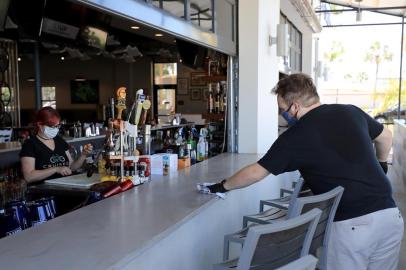 Majority Of Florida Counties Re-Open Retail Stores, Restaurants, And BeachesJACKSONVILLE BEACH, FLORIDA - MAY 04: Employees of Cruisers Grill prepare for customers as the state of Florida enters phase one of the plan to reopen the state on May 04, 2020 in Jacksonville Beach, Florida. Restaurants, retailers, beaches and some state parks reopen today with caveats, as the state continues to ease restrictions put in place to contain the coronavirus (COVID-19).   Sam Greenwood/Getty Images/AFPEditoria: HTHLocal: Jacksonville BeachIndexador: SAM GREENWOODSecao: DiseaseFonte: GETTY IMAGES NORTH AMERICAFotógrafo: STF<!-- NICAID(14492731) -->