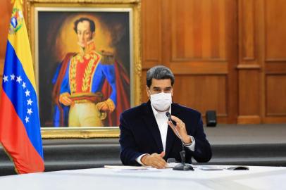  Handout picture released by the Venezuelan Presidency showing Venezuelas President Nicolas Maduro wearing a face mask as a preventive measure against the novel coronavirus, COVID-19, during a meeting with members of the Bolivarian National Armed Forces (FANB), at Miraflores Presidential Palace in Caracas on May 4, 2020. - Venezuelas Attorney General Tarek William Saab on Monday accused opposition leader Juan Guaido of contracting mercenaries to lead an invasion that the Nicolas Maduro regime claims to have thwarted. The government had said Sunday that it foiled an attack from the sea aimed at toppling the socialist president, killing eight assailants and capturing two others. (Photo by Jhonn ZERPA / Venezuelan Presidency / AFP) / RESTRICTED TO EDITORIAL USE - MANDATORY CREDIT AFP PHOTO / VENEZUELAS PRESIDENCY / JHONN ZERPA - NO MARKETING - NO ADVERTISING CAMPAIGNS - DISTRIBUTED AS A SERVICE TO CLIENTSEditoria: POLLocal: CaracasIndexador: JHONN ZERPASecao: armed ForcesFonte: Venezuelan PresidencyFotógrafo: Handout<!-- NICAID(14492817) -->