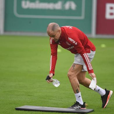 DAlessandro higienizando colchonete em treino do Inter