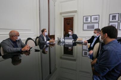  PORTO ALEGRE, RS, BRASIL, 05/05/2020 - O governador Eduardo Leite recebeu, na tarde desta terça-feira (5/5), o presidente da Federação Gaúcha de Futebol, Luciano Hocsman. Fotos: Felipe Dalla Valle/Palácio PiratiniIndexador: Felipe Dalla Valle<!-- NICAID(14493003) -->