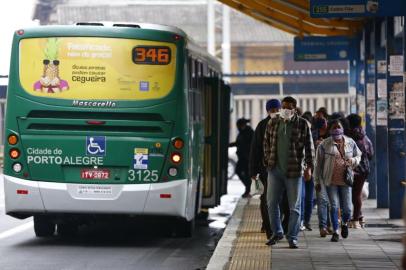  PORTO ALEGRE, RS, BRASIL, 05-05-2020: Com a crise causada pela pandemia do corona vírus, e a redução da oferta de ônibus, usuários enfrentam dificuldades no transporte público de Porto Alegre (FOTO FÉLIX ZUCCO/AGÊNCIA RBS, Editoria de Geral).<!-- NICAID(14492568) -->