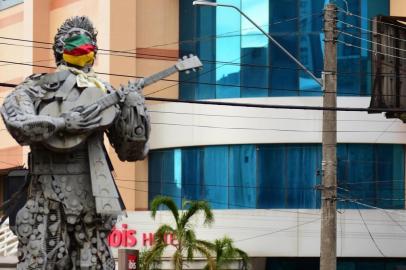 ESTÃ?TUA DO CANTOR TEIXEIRINHA COM MÃ?SCARA CORONAVÃ?RUSPASSO FUNDO ,RS,04.05.2020:ESTÁTUA-DO-CANTOR-TEIXEIRINHA-COM-MÁSCARA-CORONAVÍRUS - Estátua do cantor, ator e cineasta Vítor Mateus Teixeira, o Teixeirinha, de máscara com as cores da bandeira do Rio Grande do Sul em manifesto contra o novo coronavírus, na cidade de Passo Fundo, RS, nesta terça feira, 05. (Foto: Diogo Zanatta/Futura Press/Folhapress)<!-- NICAID(14493133) -->