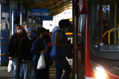  PORTO ALEGRE, RS, BRASIL, 05-05-2020: Com a crise causada pela pandemia do corona vírus, e a redução da oferta de ônibus, usuários enfrentam dificuldades no transporte público de Porto Alegre (FOTO FÉLIX ZUCCO/AGÊNCIA RBS, Editoria de Geral).