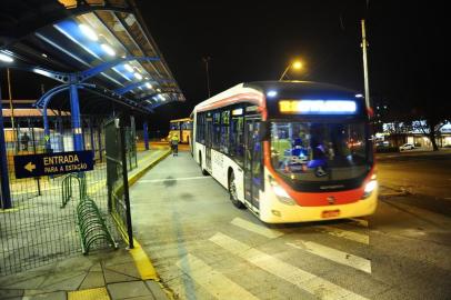  CAXIAS DO SUL, RS, BRASIL, 05/05/2020. Executivo busca autorização legislativa para prorrogar, em até 12 meses, o atual contrato de concessão do transporte coletivo, sob responsabilidade da empresa Viação Santa Tereza (Visate). Na foto, EPI Imigrante, movimento de ônibus. (Porthus Junior/Agência RBS)<!-- NICAID(14493179) -->