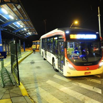  CAXIAS DO SUL, RS, BRASIL, 05/05/2020. Executivo busca autorização legislativa para prorrogar, em até 12 meses, o atual contrato de concessão do transporte coletivo, sob responsabilidade da empresa Viação Santa Tereza (Visate). Na foto, EPI Imigrante, movimento de ônibus. (Porthus Junior/Agência RBS)<!-- NICAID(14493179) -->