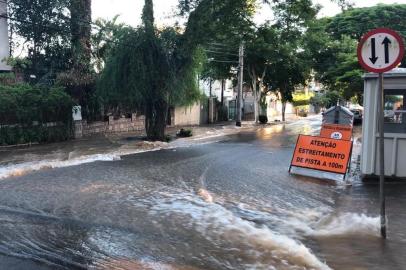 Vazamento provoca cachoeira no bairro Higienópolis, em Porto Alegre<!-- NICAID(14493439) -->