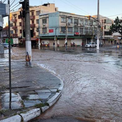 Vazamento provoca cachoeira no bairro Higienópolis, em Porto Alegre<!-- NICAID(14493436) -->