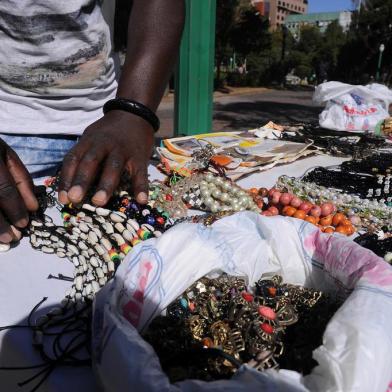  CAXIAS DO SUL, RS, BRASIL, 04/05/2020 -  Com o avanço do coronavírus no mundo todo, certos grupos da população se encontram em posições mais vulneráveis. É o caso de imigrantes e refugiados que deixaram seus países e vieram para Caxias do Sul em busca de oportunidades de uma vida mais digna. São pessoas que abandonaram seus lares, deixaram famílias para trás para fugirem da miséria, da fome, de guerras, perseguições políticas ou religiosas e de desastres ambientais. NA FOTO: o senegalês Buba Sow, 45 anos, conta que a situação está difícil com a pandemia.  (Marcelo Casagrande/Agência RBS)<!-- NICAID(14491857) -->