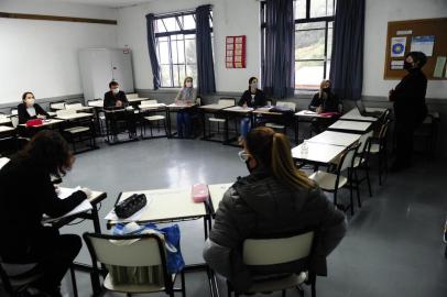  CAXIAS DO SUL, RS, BRASIL, 05/05/2020. As escolas municipais de Caxias do Sul foram orientadas pela Secretaria Municipal de Educação (Smed) a definir uma nova forma de trabalho dos professores. Ao contrário da rede estadual e particular, que encaminha aulas online para os alunos sem que os profissionais tenham que sair de suas casas, os professores da rede municipal, desde a segunda-feira (4), precisam se deslocar até os colégios para produzir conteúdos e encontrar estratégias para entregar as atividades para as famílias dos alunos. Na foto, professores da Escola Municipal de Ensino Fundamental Professora Ilda Clara Sebben Barazzetti, no bairro Santa Fé. (Porthus Junior/Agência RBS)<!-- NICAID(14492645) -->