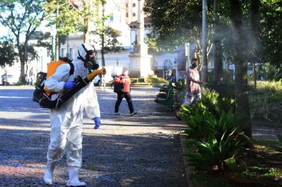 A prefeitura de Caxias do Sul realizou ontem novamente a sanitização em pontos estratégicos da cidade. A ação começou pela manhã na Praça Dante Alighieri, seguindo para a prefeitura, Parque dos Macaquinhos, estação de transbordo Imigrante, Hospital Geral, UPA Zona Norte, Hospital Virvi Ramos, UPA Central, Hospital Pompéia e terminando na estação de transbordo Floresta.<!-- NICAID(14493777) -->