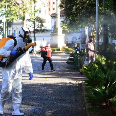 A prefeitura de Caxias do Sul realizou ontem novamente a sanitização em pontos estratégicos da cidade. A ação começou pela manhã na Praça Dante Alighieri, seguindo para a prefeitura, Parque dos Macaquinhos, estação de transbordo Imigrante, Hospital Geral, UPA Zona Norte, Hospital Virvi Ramos, UPA Central, Hospital Pompéia e terminando na estação de transbordo Floresta.<!-- NICAID(14493777) -->