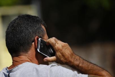  PORTO ALEGRE, RS, 12-02-2020: Pedestre fala ao celular. Roubo a pedestres em Porto Alegre.  (Foto: Mateus Bruxel / Agência RBS)<!-- NICAID(14417031) -->