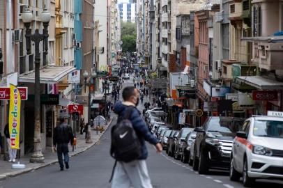  PORTO ALEGRE, RS, BRASIL, 06.05.2020: Rua dos Andradas, conhecida como Rua da Praia, com pouco movimento em meio ao período de isolamento social por causa da pandemia de coronavírus covid-19 na cidade. Comparativo com a foto Nica Id: 14463286. (Foto: Jefferson Botega / Agência RBS)Indexador: Jefferson Botega<!-- NICAID(14493815) -->