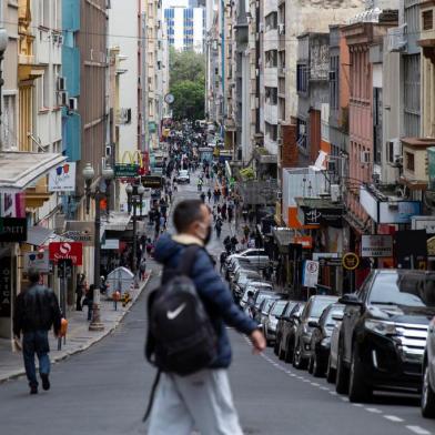  PORTO ALEGRE, RS, BRASIL, 06.05.2020: Rua dos Andradas, conhecida como Rua da Praia, com pouco movimento em meio ao período de isolamento social por causa da pandemia de coronavírus covid-19 na cidade. Comparativo com a foto Nica Id: 14463286. (Foto: Jefferson Botega / Agência RBS)Indexador: Jefferson Botega<!-- NICAID(14493815) -->