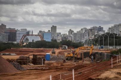  PORTO ALEGRE, RS, BRASIL - 2020.05.06 - Como estão as obras de Porto Alegre. Vamos apresentar um balanço de como estão as principais obras públicas em Porto Alegre enquanto a cidade lida com a covid-19.Na foto: Obra Trecho 3 da Orla  (Foto: ANDRÉ ÁVILA/ Agência RBS)Indexador: Andre Avila<!-- NICAID(14493802) -->