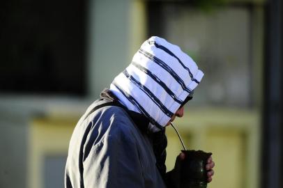  PORTO ALEGRE, RS, BRASIL,07/05/2020- Chegada do frio na capital, na manhã desta quinta feira. Foto: Ronaldo Bernardi / Agencia RBS<!-- NICAID(14494448) -->