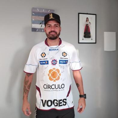 Ex-jogador do Caxias doa camisa de título da Taça Piratini, de 2012, para ajudar no combate à covid-19<!-- NICAID(14494676) -->