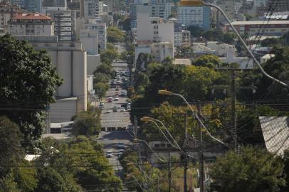  CAXIAS DO SUL, RS, BRASIL 20/04/2020. Trinta dias após o primeiro decreto que definia o isolamento social, ruas de Caxias estão mais movimentadas. Vista da Ernesto Alves no bairro Nossa Senhora de Lourdes. (Lucas Amorelli/Agência RBS)<!-- NICAID(14482328) -->