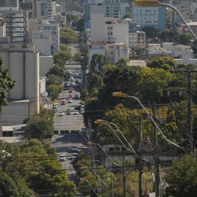  CAXIAS DO SUL, RS, BRASIL 20/04/2020. Trinta dias após o primeiro decreto que definia o isolamento social, ruas de Caxias estão mais movimentadas. Vista da Ernesto Alves no bairro Nossa Senhora de Lourdes. (Lucas Amorelli/Agência RBS)<!-- NICAID(14482328) -->