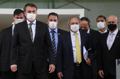 Bolsonaro conversa com Toffoli sobre reabertura do comÃ©rcioBRASÃLIA, DF, 07.05.2020 - JAIR-BOLSONARO-DF - O presidente Jair Bolsonaro, acompanhado do ministro Paulo Guedes (Economia) e de diversos empresÃ¡rios, conversa com a imprensa ao sair do STF (Supremo Tribunal Federal), em BrasÃ­lia, apÃ³s reuniÃ£o com o presidente da Corte, ministro Dias Toffoli. Ele levou o grupo para falar com Toffoli sobre a possibilidade de reabertura do comÃ©rcio, fechado por conta da pandemia do novo coronavÃ­rus, nesta quinta-feira (7). (Foto: Pedro Ladeira/Folhapress)Local: BRASÃ?LIA ;DF ;BRASIL<!-- NICAID(14494735) -->