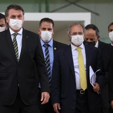 Bolsonaro conversa com Toffoli sobre reabertura do comÃ©rcioBRASÃLIA, DF, 07.05.2020 - JAIR-BOLSONARO-DF - O presidente Jair Bolsonaro, acompanhado do ministro Paulo Guedes (Economia) e de diversos empresÃ¡rios, conversa com a imprensa ao sair do STF (Supremo Tribunal Federal), em BrasÃ­lia, apÃ³s reuniÃ£o com o presidente da Corte, ministro Dias Toffoli. Ele levou o grupo para falar com Toffoli sobre a possibilidade de reabertura do comÃ©rcio, fechado por conta da pandemia do novo coronavÃ­rus, nesta quinta-feira (7). (Foto: Pedro Ladeira/Folhapress)Local: BRASÃ?LIA ;DF ;BRASIL<!-- NICAID(14494735) -->