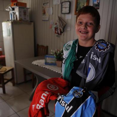  ANTONIO PRADO, RS, BRASIL, 06/05/2020 - O menino Leonardo Cambruzzi Maziero, 11 anos, que ganhou destaque após doar R$ 21,45 ao Hospital São José, de Antônio Prado, recebeu presentes de Grêmio, Inter, Juventude e Caxias. Leo sonha em ser goleiro. (Marcelo Casagrande/Agência RBS)<!-- NICAID(14493980) -->