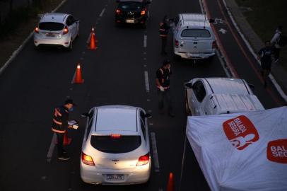  ** EM BAIXA ** PORTO ALEGRE, RS, BRASIL - 07.05.2020 - Profissionais do Detran/RS e Polícia Civil orientam as pessoas a continuarem usando máscaras, álcool e isolamento social. (Foto: Jefferson Botega/Agencia RBS)<!-- NICAID(14495130) -->