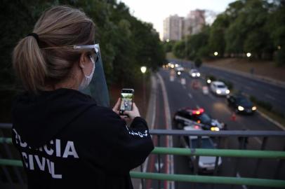  ** EM BAIXA ** PORTO ALEGRE, RS, BRASIL - 07.05.2020 - Profissionais do Detran/RS e Polícia Civil orientam as pessoas a continuarem usando máscaras, álcool e isolamento social. (Foto: Jefferson Botega/Agencia RBS)<!-- NICAID(14495132) -->