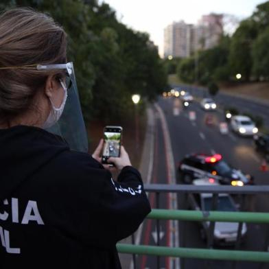  ** EM BAIXA ** PORTO ALEGRE, RS, BRASIL - 07.05.2020 - Profissionais do Detran/RS e Polícia Civil orientam as pessoas a continuarem usando máscaras, álcool e isolamento social. (Foto: Jefferson Botega/Agencia RBS)<!-- NICAID(14495132) -->