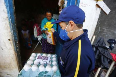  CACHOEIRINHA, RS, BRASIL - 07.05.2020 - Menino Mateus, que juntou doações para coleguinha, ajuda a entregar alimentos. (Foto: Félix Zucco/Agencia RBS)