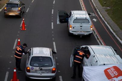  PORTO ALEGRE, RS, BRASIL - 07.05.2020 - Profissionais do Detran/RS e Polícia Civil orientam as pessoas a continuarem usando máscaras, álcool e isolamento social. (Foto: Jefferson Botega/Agencia RBS)Indexador: Jeff Botega<!-- NICAID(14495394) -->