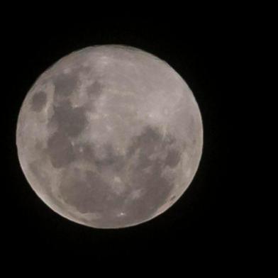  PORTO ALEGRE, RS, BRASIL - 07.05.2020 - Noite de Super Lua na Capital. (Foto: Jefferson Botega/Agencia RBS)Indexador: Jeff Botega<!-- NICAID(14495410) -->