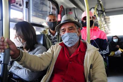 CAXIAS DO SUL, RS, BRASIL, 07/05/2020. Sobe em mais de 1.500% o número de idosos no transporte coletivo com a liberação da gratuidade acima de 65 anos. De cerca de 300 passes por dia que estavam transitando em ônibus nas últimas semanas, ontem foram 5.350 usuários idosos nos coletivos. Movimento na EPI Floresta. Na foto, Eroni Lemos, 72 anos. (Porthus Junior/Agência RBS)<!-- NICAID(14495061) -->