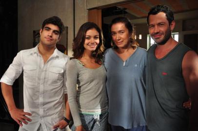 Antenor ( Caio Castro ), Amália ( Sophie Charlotte ), Griselda ( Lília Cabral ) e Quinzé ( Malvino Salvador ) em Fina EstampaCrédito: TV Globo / Estevam Avellar