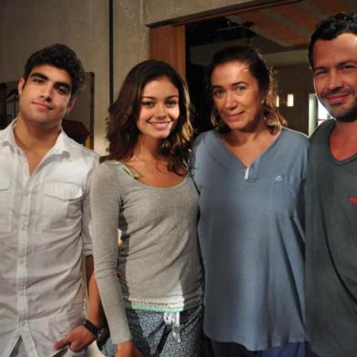 Antenor ( Caio Castro ), Amália ( Sophie Charlotte ), Griselda ( Lília Cabral ) e Quinzé ( Malvino Salvador ) em Fina EstampaCrédito: TV Globo / Estevam Avellar