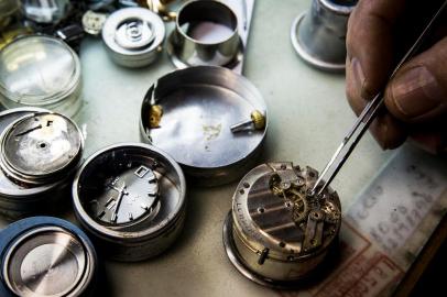 PORTO ALEGRE, RS, BRASIL, 30/09/2014: Mesa de trabalho com relógios para conserto na loja do relojoeiro Ivo Carvalho, 81 anos, na Galeria do Rosário, na região central. Um dos últimos relojoeiros especializados em relógios mecânicos, ele mantém o estabelecimento no local desde 1973. (Foto: Mateus Bruxel / Agência RBS / Diário Gaúcho)<!-- NICAID(10868311) -->