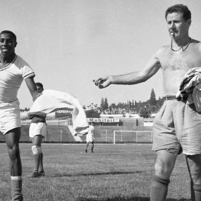  Oswaldo Rolla, o Foguinho, técnico do Grêmio, em 1960.Estádio Olímpico.-#ENVELOPE: 00831 (acervo Última Hora).-OBS CDI: não consta o nome do fotógrafo no envelope de negativos do acervo de Zero Hora.<!-- NICAID(13908860) -->