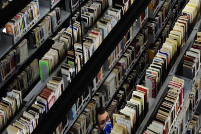  CAXIAS DO SUL, RS, BRASIL, 05/05/2020. Reportagem para o Almanaque sobre os 50 anos da Biblioteca Central da UCS. Na foto, vista geral da seção de livros para empréstimos. (Porthus Junior/Agência RBS)<!-- NICAID(14493123) -->