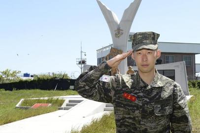  This undated handout photo published on the official Facebook page of the Republic of Korea Marine Corps on May 8, 2020 shows Tottenham Hotspurs South Korean striker Son Heung-min in military uniform posing during his basic military training in Jeju island. - Tottenham Hotspurs South Korean striker Son Heung-min finished his three-week military training at a marines boot camp on May 8, winning a prize for being one of the five best trainees in his unit, officials said. (Photo by Handout / Republic of Korea Marine Corps / AFP) / RESTRICTED TO EDITORIAL USE - MANDATORY CREDIT AFP PHOTO / Republic of Korea Marine Corps - NO MARKETING NO ADVERTISING CAMPAIGNS - DISTRIBUTED AS A SERVICE TO CLIENTSEditoria: SPOLocal: JejuIndexador: HANDOUTSecao: soccerFonte: Republic of Korea Marine CorpsFotógrafo: Handout<!-- NICAID(14495680) -->