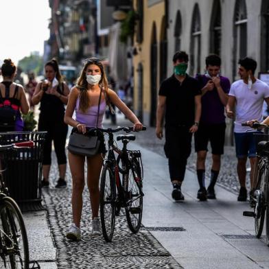  People stroll along the Navigli canals in Milan on May 8, 2020 during the countrys lockdown aimed at curbing the spread of the COVID-19 infection, caused by the novel coronavirus. (Photo by Miguel MEDINA / AFP)Editoria: HTHLocal: MilanIndexador: MIGUEL MEDINASecao: diseaseFonte: AFPFotógrafo: STF<!-- NICAID(14495831) -->