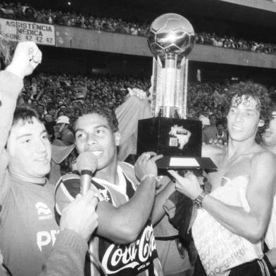 Assis, craque do Grêmio, em 1989, no estádio Olímpico contra o Sport Recife.02/09/1989.Envelope:83324Pasta:54325