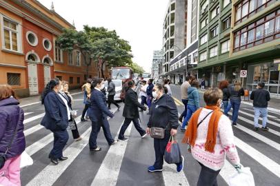  PORTO ALEGRE - BRASIL- Informe Especial: Pessoas na faixa de segurança com EPI. (FOTOS: LAURO ALVES/AGENCIARBS)<!-- NICAID(14493687) -->