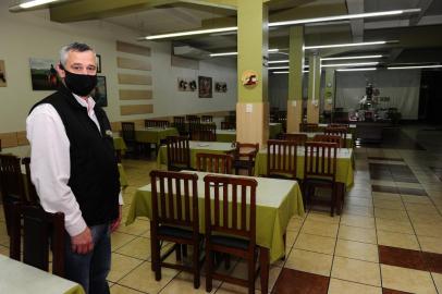  CAXIAS DO SUL, RS, BRASIL, 08/05/2020. Churrascaria Laço de Ouro, preparativos para o Dia das Mães, em meio à pandemia e o isolamento social. Na foto, o proprietário Elton Bettio. (Porthus Junior/Agência RBS)<!-- NICAID(14496184) -->