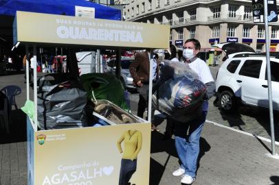  PORTO ALEGRE, RS, BRASIL, 08/05/2020- Campanha do agasalho no Largo Glênio Péres.  Foto: Ronaldo Bernardi / Agencia RBS.<!-- NICAID(14495668) -->