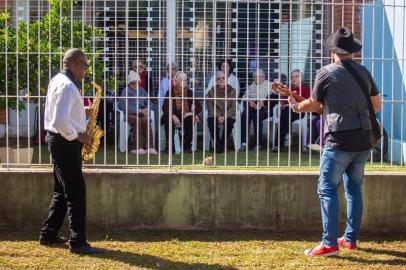 Prefeitura de Canoas realiza serenata para homenagear mães idosas em lares<!-- NICAID(14496419) -->