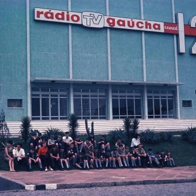 Visita de estudantes e escoteiros à sede da Rádio Gaúcha e TV Gaúcha Canal 12, no Morro Santa Tereza, em Porto Alegre, em 1965. Grupo viajou a bordo do Expresso Caxiense de Transportes<!-- NICAID(14496484) -->