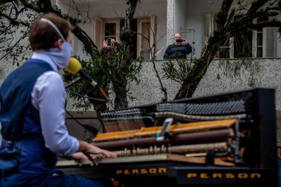  Kevin Fontes, 23 anos, toca recital de piano em frente ao apartamento da avó, Ivone Fontes, 82 anos. Para fazer a homenagem de Dia das Mães, o jovem posicionou o instrumento de 170 quilos sobre a caçamba de uma caminhonete estacionada na Avenida Independência.<!-- NICAID(14496715) -->